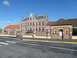 Helfaut (Pas-de-Calais, Fr) mairie et écoles.JPG