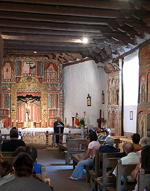 Archivo:Inside El Santuario de Chimayo