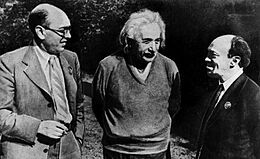 Archivo:Itzik Feffer, Albert Einstein and Solomon Mikhoels 1943