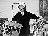 Archivo:Josef Tal at the Electronic Music Studio