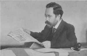 Archivo:Lev Kamenev reads Pravda