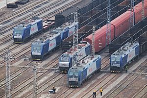 Archivo:Locomotives at Zhengzhou North Railway Station 20190409