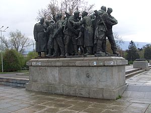 Archivo:Monumento al ejercito rojo Sofia, Bulgaria, lateral izquierdo, abril de 2011