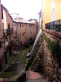 Archivo:Muralla del castell de Gironella des de les escales davant l'església vella de Gironella