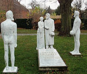 Archivo:Nietzsche grave group of sculptures 2