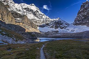 Archivo:Opabin Plateau Alpine Tarn