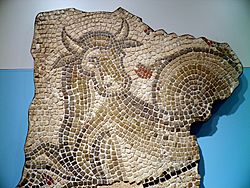 Archivo:Ophiotaurus Mosaic, Yorkshire Museum, York (Eboracum) (7685065186)