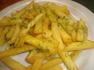 Archivo:Patatas fritas con salsa valenciana de ajo y perejil