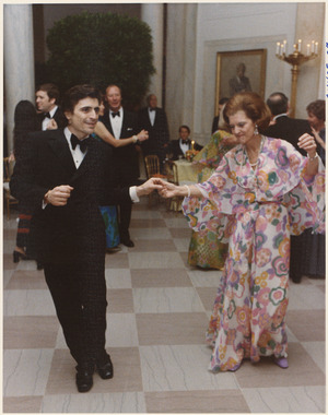 Archivo:Photograph of First Lady Betty Ford and Edward Vilella Dancing, Following the Departure of Prime Minister and Mrs.... - NARA - 186805