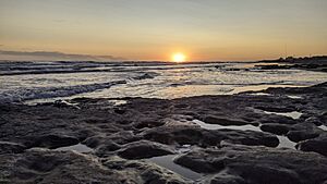 Archivo:Playa de Claromeco atardecer