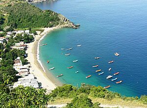 Archivo:Playa del oeste del estado vargas