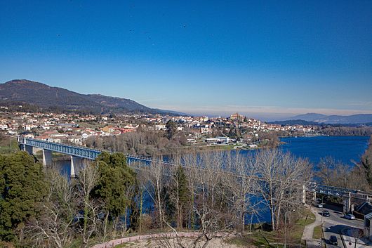 Archivo:Ponte internacional de Tui Valença visto desde a fortaleza de Valença en Febreiro do 2016
