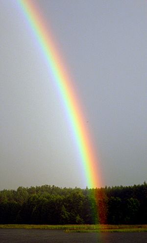 Archivo:Rainbow above Kaviskis Lake, Lithuania