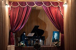Archivo:Sala de Música "Guillermo Uribe Holguín" en un concierto de piano realizado en diciembre de 2021