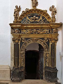 Archivo:Santo Sepulcro, Colegiata de Osuna. Portada