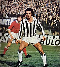Archivo:Serie A 1974-75 - Juventus v Varese - Claudio Gentile & Giannantonio Sperotto
