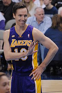 Archivo:Steve Nash Lakers smiling 2013 (cropped 2)