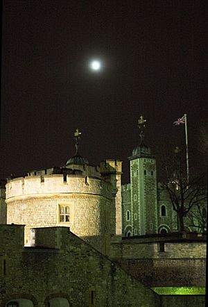 Archivo:Tower of London at night1