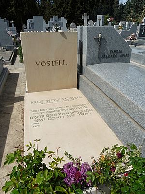 Archivo:Tumba de Wolf Vostell, cementerio civil de Madrid 01