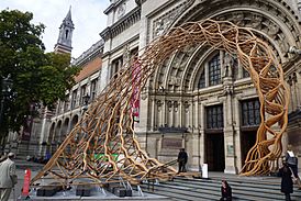 Archivo:Victoria and Albert Museum entrance Timber Wave 2011