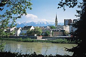 Archivo:Villach (view towards the south)