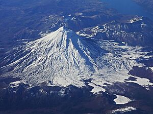 Archivo:Volcán Lanín visto desde el aire