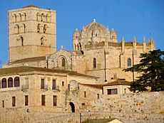 Archivo:Zamora - Catedral, exteriores 35