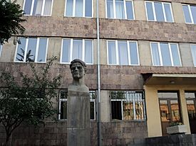 Archivo:Հուշարձան` Վլադիմիր Մայակովսկու (2)