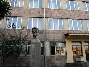 Archivo:Հուշարձան` Վլադիմիր Մայակովսկու (2)