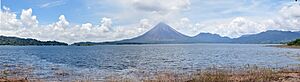 Archivo:ARENAL VOLCANO LAKE PANORAMA
