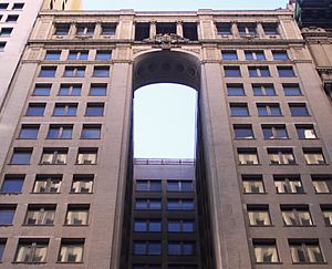 Archivo:American Express Company Building 65 Broadway top