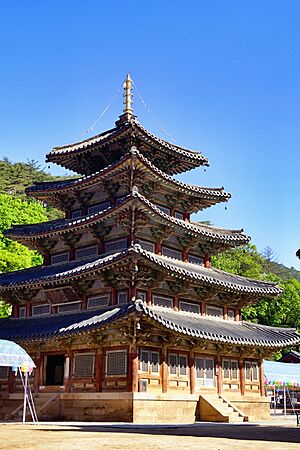 Archivo:Beopjusa Temple Stay in Korea. Palsangjeon (five-story wooden pagoda)