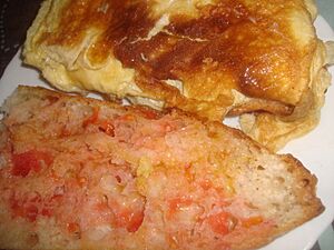 Archivo:Bocadillo de pan con tomate y tortilla francesa