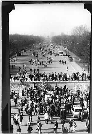 Archivo:Bundesarchiv Bild 183-1990-0221-027, Berlin, Blick auf Straße des 17. Juni
