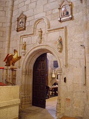 Archivo:Cáceres - Iglesia de San Juan Bautista 03