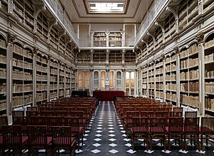 Archivo:Cagliari, palazzo dell'università, biblioteca, sala settecentesca 01