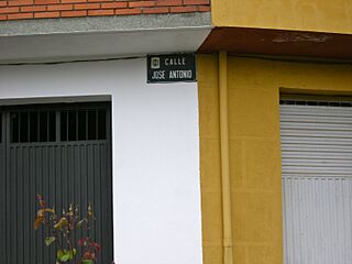 Calle José Antonio en Quilós.jpg