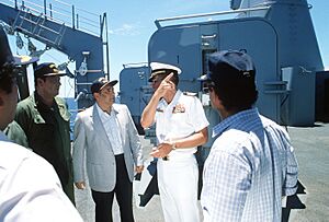 Archivo:Captain Gerald E. Gneckow, commanding officer of the USS IOWA (BB 61), escorts El Salvador's President Jose Napolean Duarte on a tour of the battleship - DPLA - ec5f7b50f5f8130c61aa6295cc950138