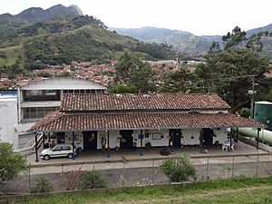 Archivo:Cara lateral. Estación del Ferrocarril Copacabana (Antioquia). Colombia