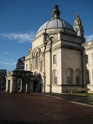 Archivo:Cardiff City Hall - geograph.org.uk - 1131592