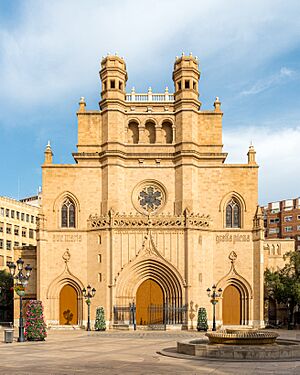 Archivo:Castelló Cocathedral 2022 - west façade daytime