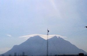 Archivo:Cerro de la Silla Nube Lenticular 23-Nov-21
