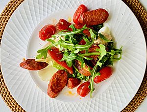Archivo:Chorizo, roasted capsicum, tomatoes, hard boiled eggs and rocket salad