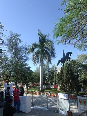 Archivo:Concurso de esculturas en la Plaza de General San Martín, Chaco