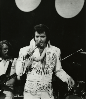 Archivo:Elvis Presley 1973 RCA Records and Tapes publicity 3 - cropped