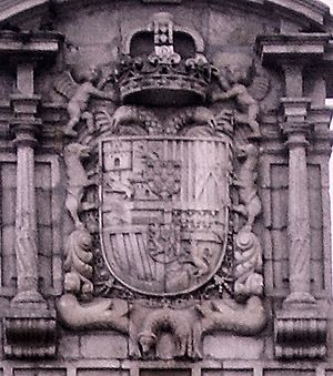 Archivo:Escudo Carlos II Ayuntamiento de Ponferrada