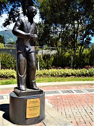 Archivo:Estatua de cuerpo entero de César Dávila Andrade