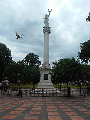 Estatua en el parque Colón de Cúcuta.jpeg
