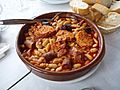 Fabada en cazuela de barro