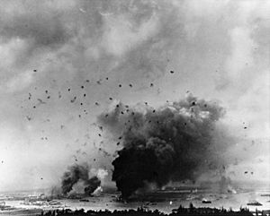 Archivo:General view of Pearl Harbor during the Japanese attack 1941